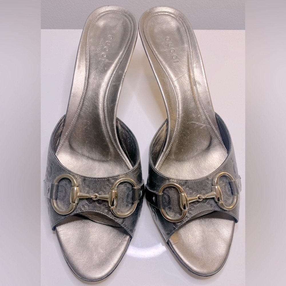 GUCCI HORSEBIT PRINTED MONOGRAM METAL KITTEN HEEL SLIDES - Picture 2 of 6